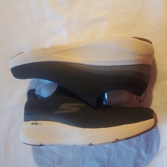 Skechers Ultra GoRun Elevate Air Cooled Black and White Slip-On Sz 9.5 Shoes NWT - Picture 2 of 9